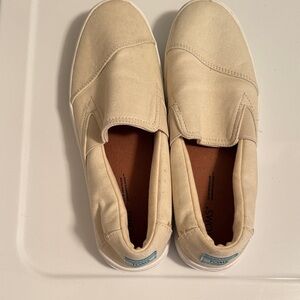 TOMS Beige Canvas Slip-Ons size 8- great condition